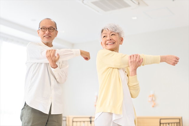 一緒にストレッチするシニアカップル