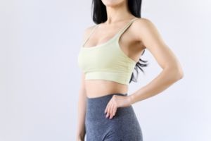 健康維持に努める女性の横姿
